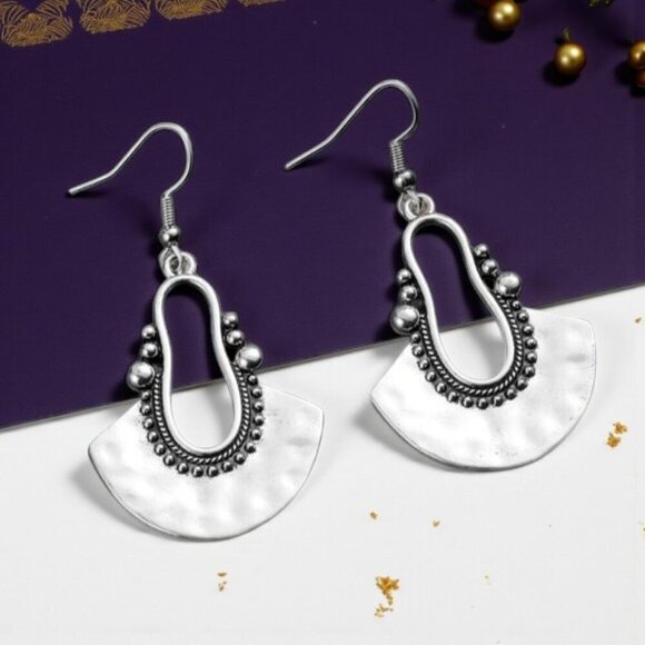 ๐๏ธBoho Chic Antique Silver Plated Fan-Shaped Dangle Trendy Earrings - Picture 10 of 10